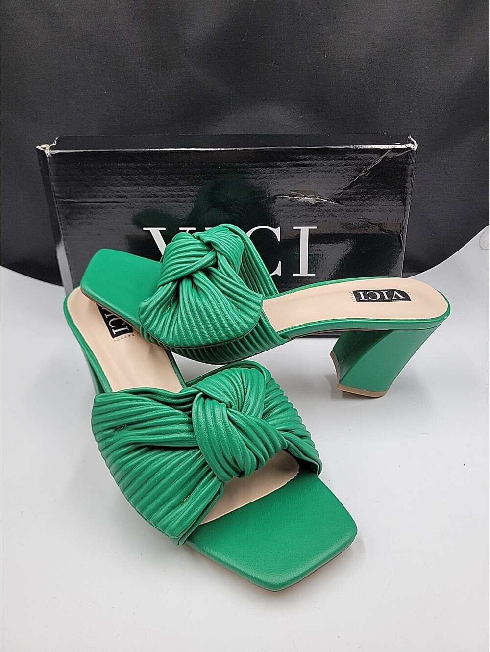 Vici Green Bow Sandals Women size US 9 Heel. Great Condition
